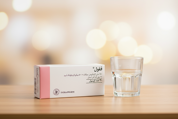 کپسول فیفول در کنار لیوان آب برای مصرف